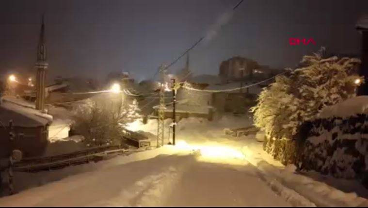 Karlıova’da 25 köy yolu kapandı. Tek katlı evler kara gömüldü - Resim: 2